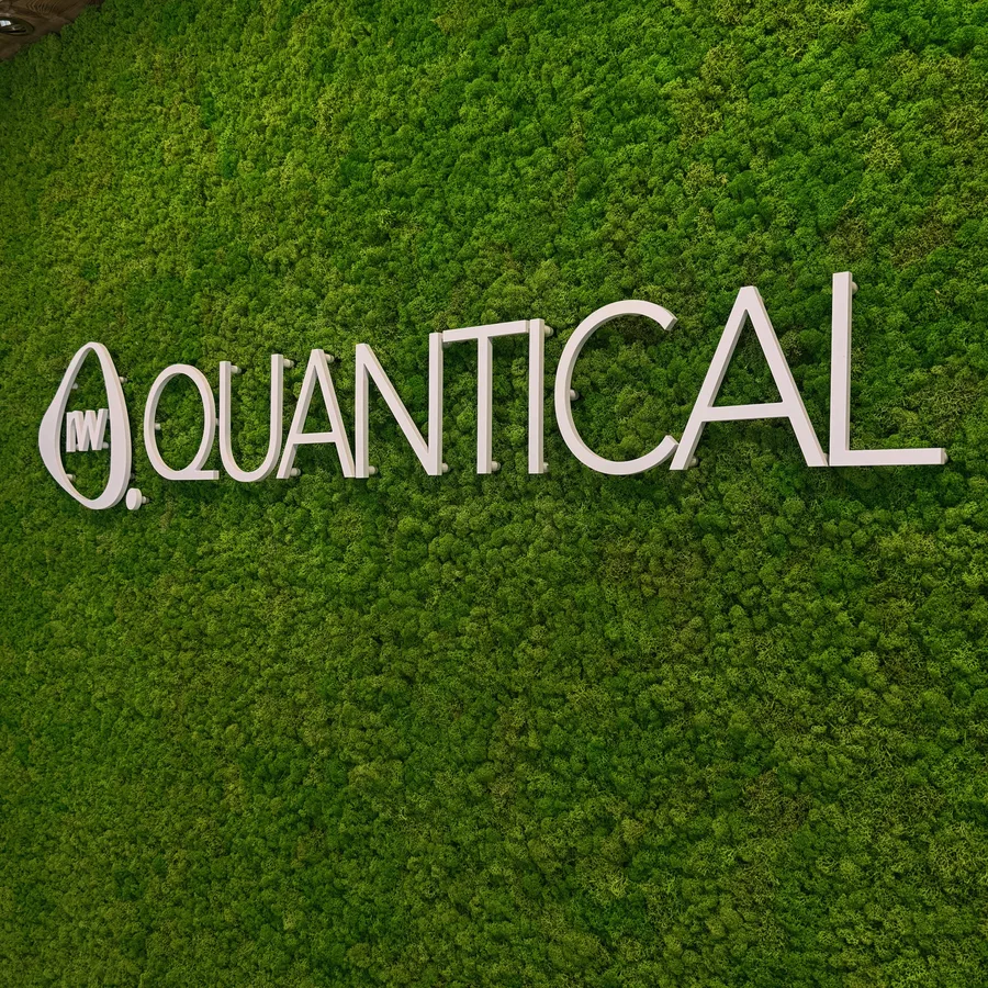 rwQUANTICAL Logo auf begrünter Mooswand im Büro