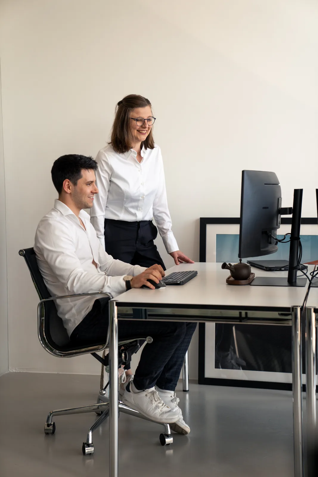 KI-Schulung bei rwQUANTICAL: Berater arbeiten gemeinsam am Bildschirm