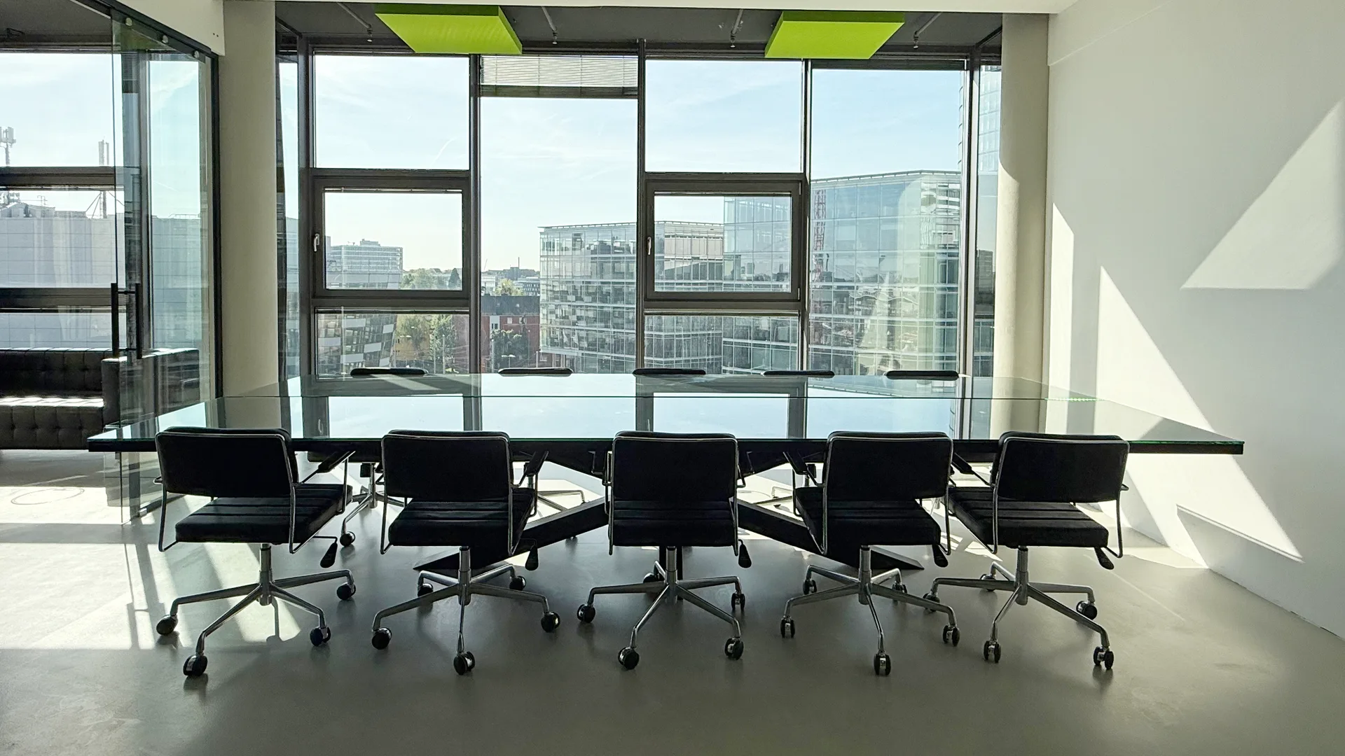 rwQUANTICAL Konferenzraum mit Panoramablick auf den Düsseldorfer MedienHafen