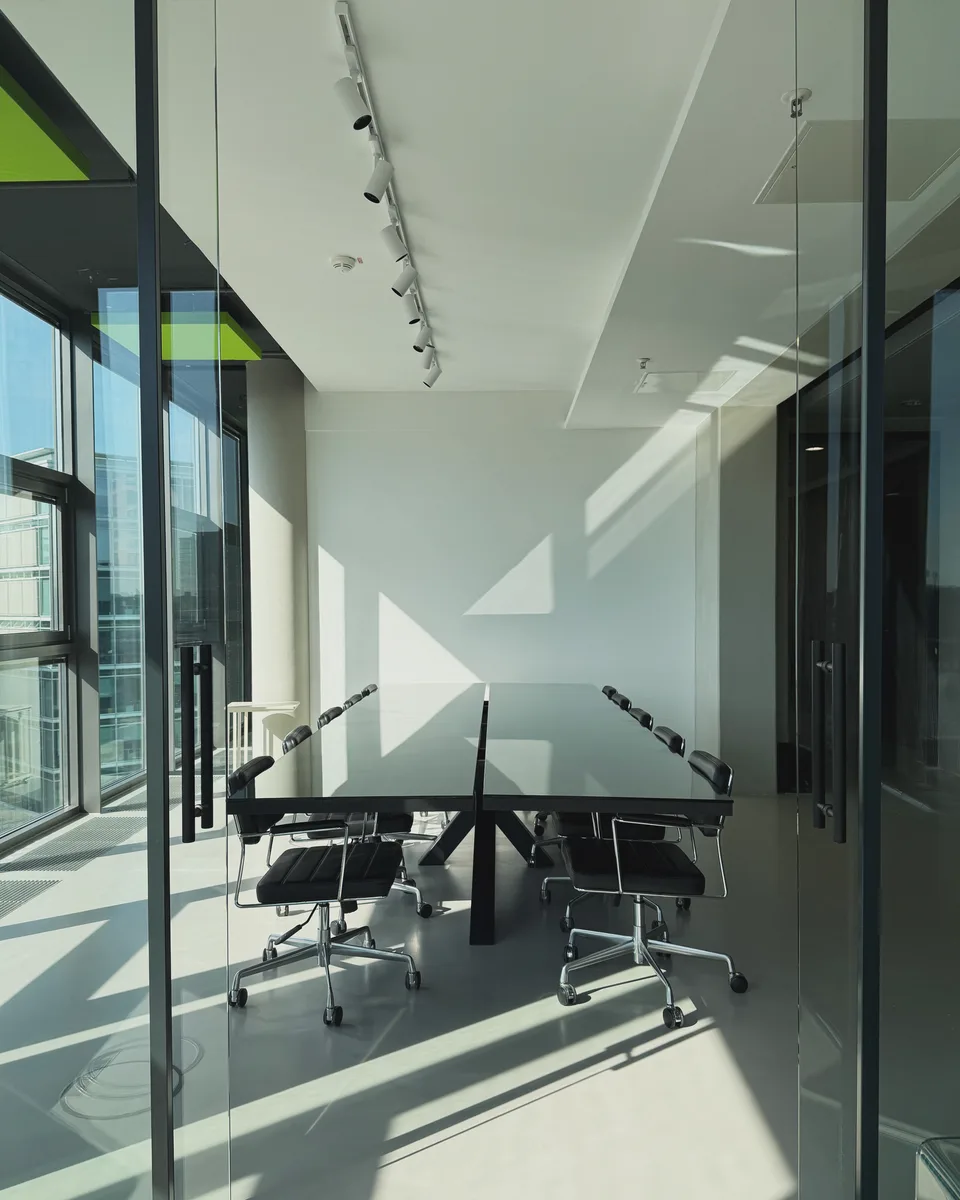 Konferenzraum mit Glaswänden und natürlichem Licht